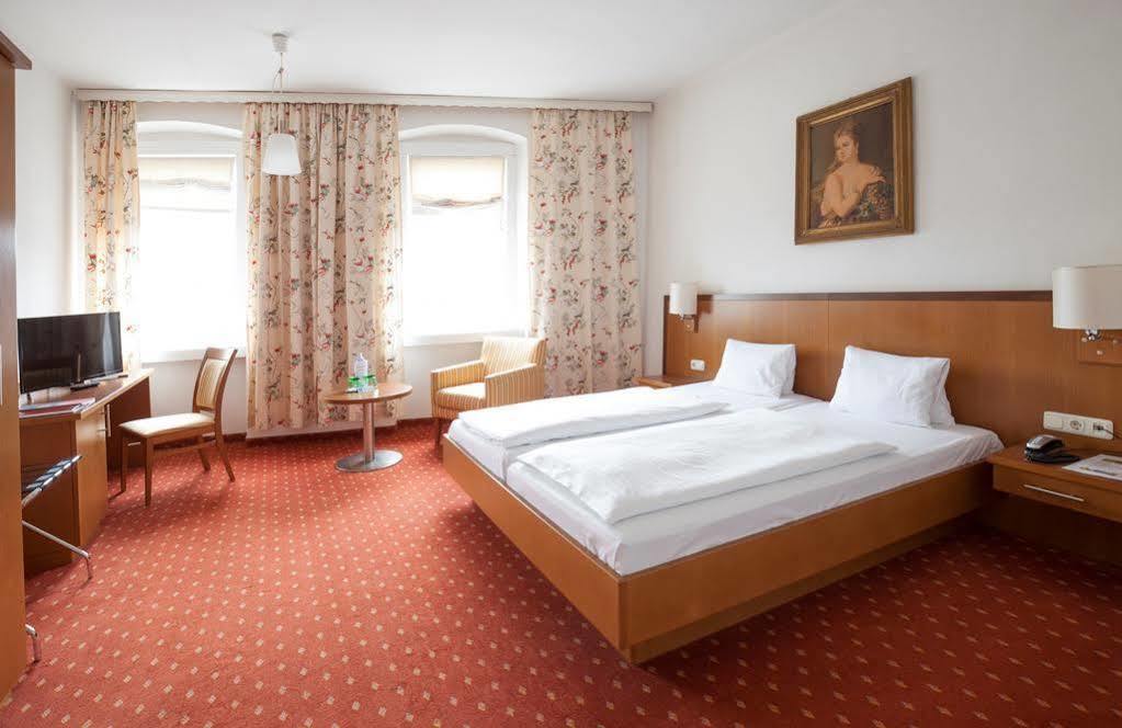 גמונדן Keramikhotel Goldener Brunnen מראה חיצוני תמונה