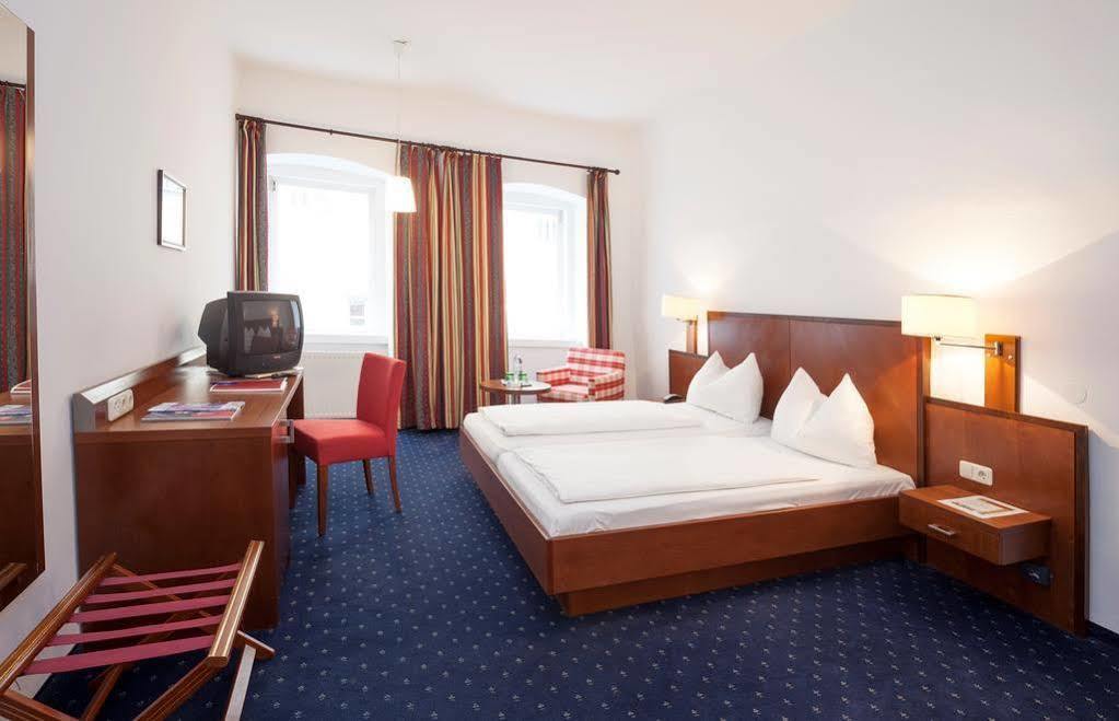 גמונדן Keramikhotel Goldener Brunnen מראה חיצוני תמונה