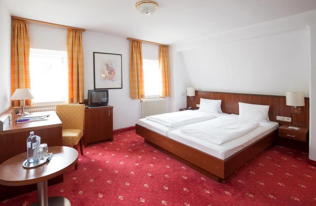 גמונדן Keramikhotel Goldener Brunnen מראה חיצוני תמונה